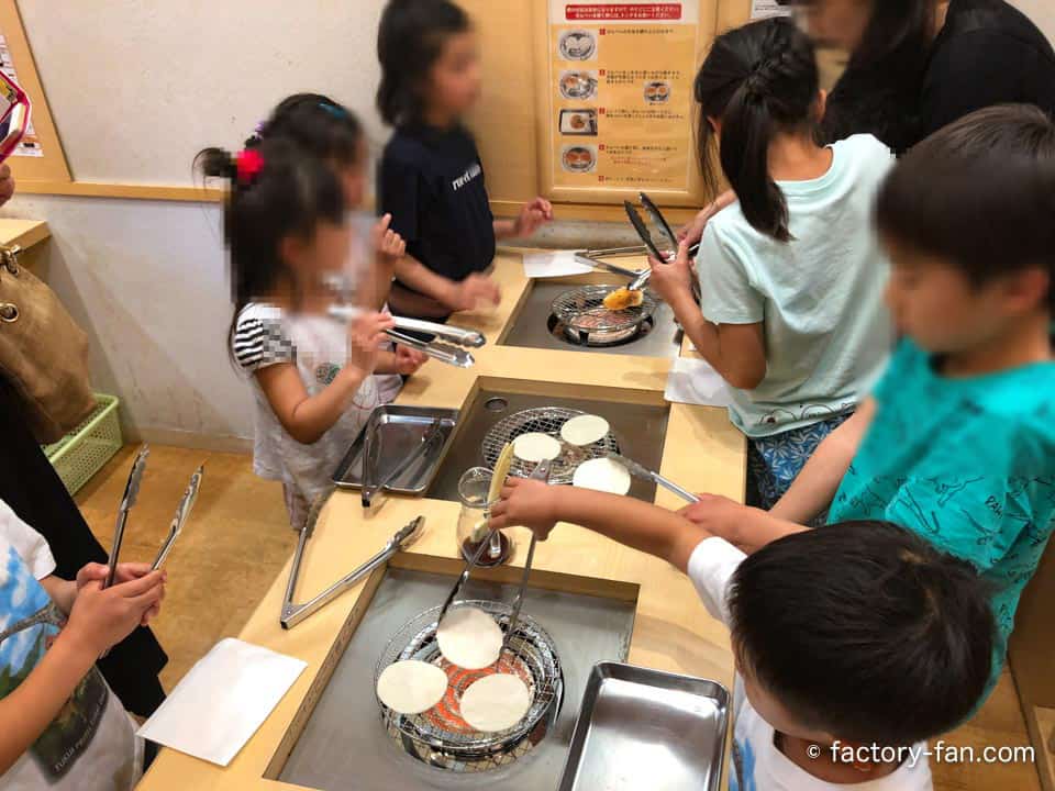 キッコーマンもの知りしょうゆ館まめカフェせんべい焼き体験