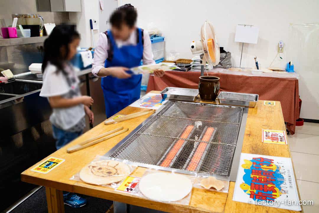 日光おかき手焼体験中