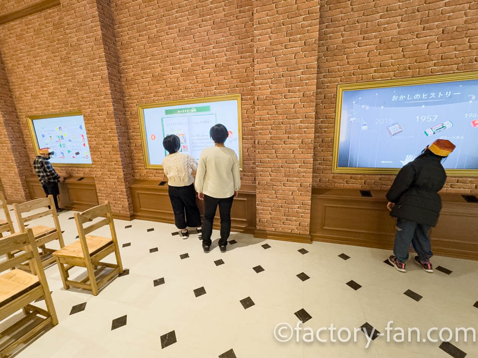 ロッテ浦和工場見学「おかしの学校」大型ディスプレイ